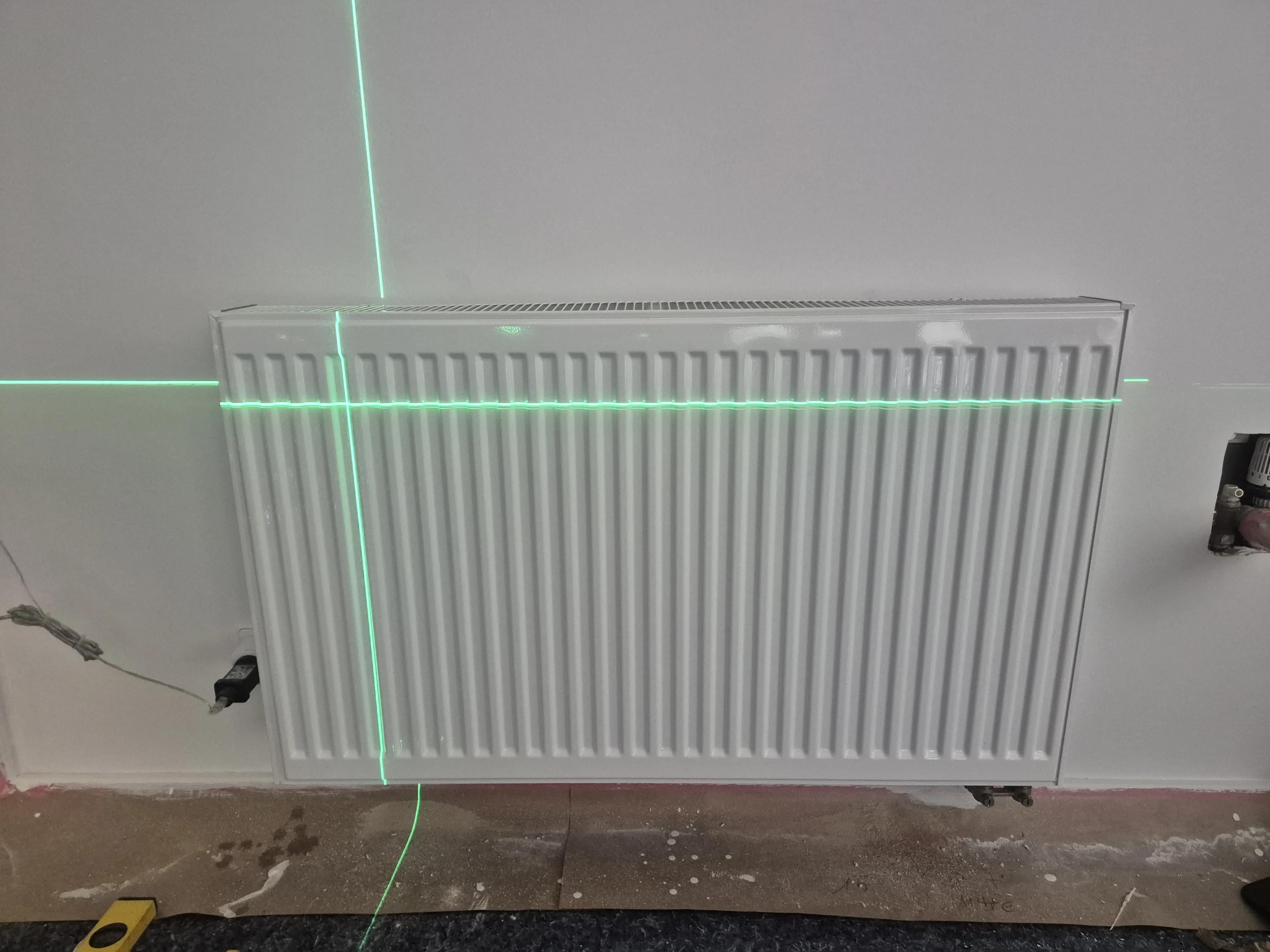 Heizkörper Installation - Neuer Heizkörper montiert